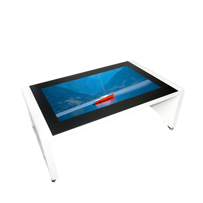 میز صفحه نمایش لمسی تعاملی 150 واتی AC240V شیشه سفت کننده